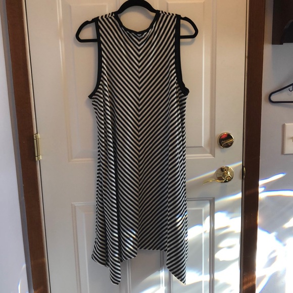 Pretty dress with chevron stripes - Picture 3 of 3